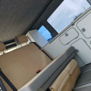 Bus4Fun VW T5 Transporter mit Schlafdach, original California Schlafsitzbank und Reimo Möbelzeile 2 tms04