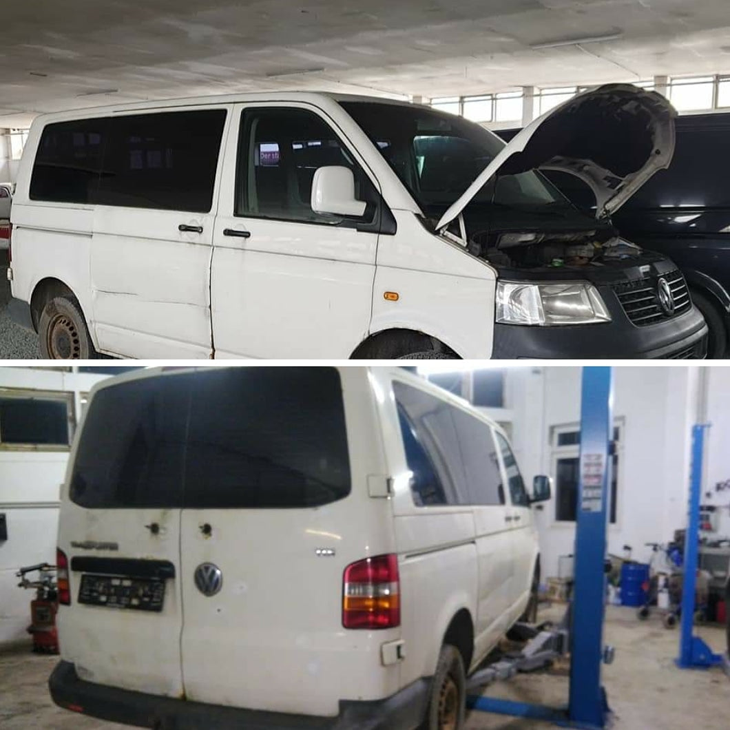 VW T5 Kombi im Ausgangszustand in der Werkstatt, Rost an Schiebetür und Schweller, Stahlfelgen, Motorhaube offen