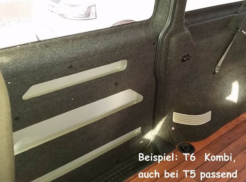 Mit B4F Carpet-Filz in Anthrazit bezogene Schiebetürverkleidung im VW T5