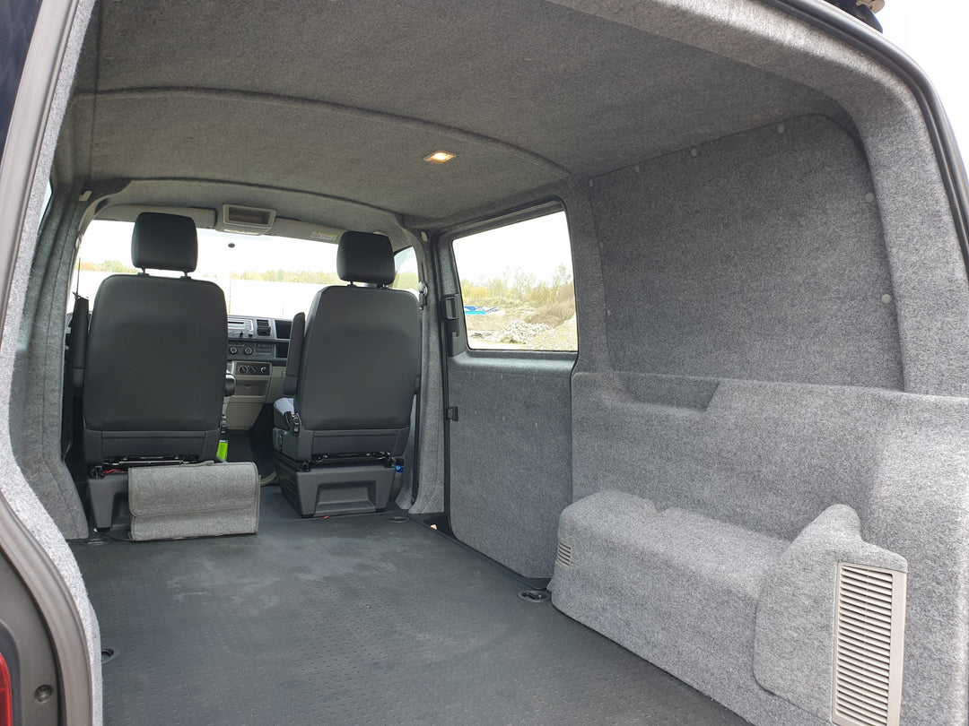 Verkleidete Schiebetür und Seitenwand im VW T6, Silbergrau, Fensterausschnitt sauber umschnitten