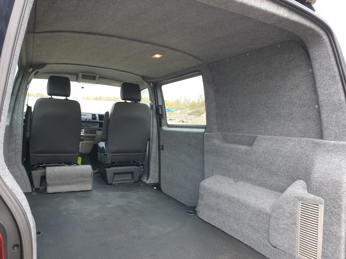 Verkleidete Schiebetür und Seitenwand im VW T6, Silbergrau, Fensterausschnitt sauber umschnitten