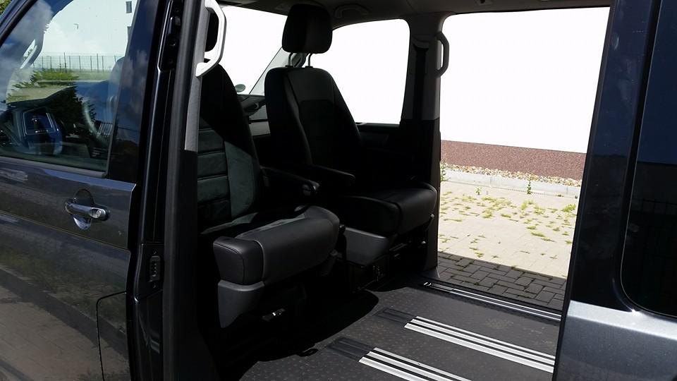 Vordersitze auf Drehkonsolen im VW Bus, Blick durch die geöffnete Schiebetür