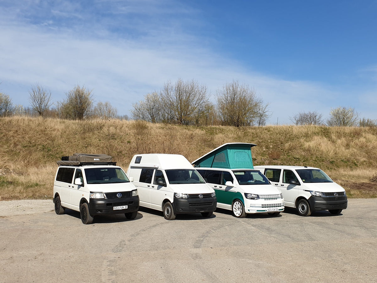 Fuhrpark von Bus4Fun mit verschiedenen Dachvarianten nebeneinander