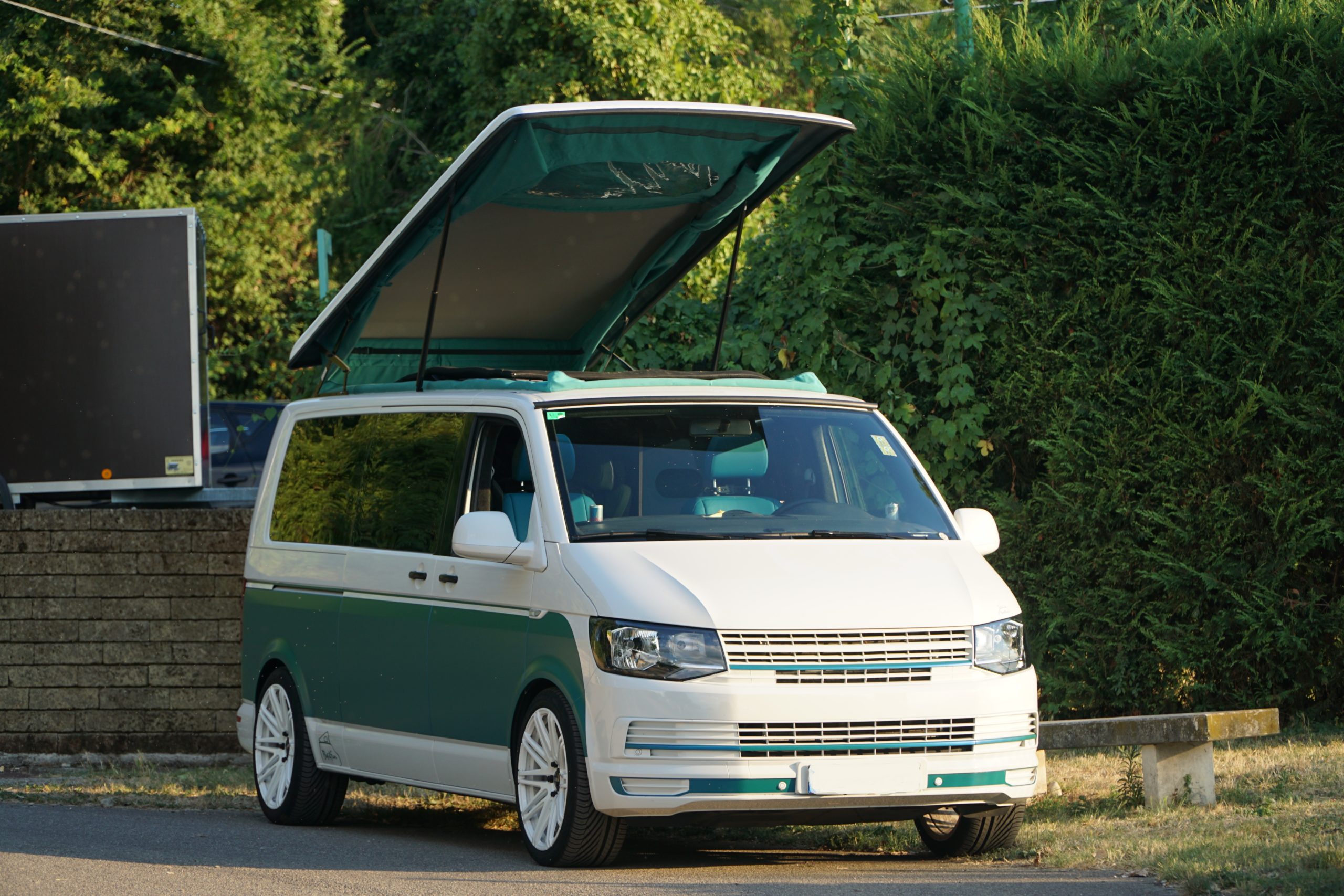 vw-t6-stylecamper-camper-bus4fun-schraeg-vorne-b4f-aufstelldach-MeerSicht